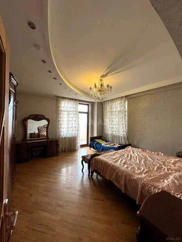 Satılır 4 otaqlı mənzil 216 m²