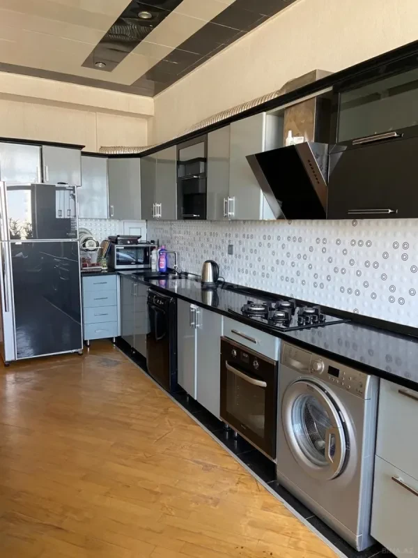 Satılır 4 otaqlı mənzil 216 m²