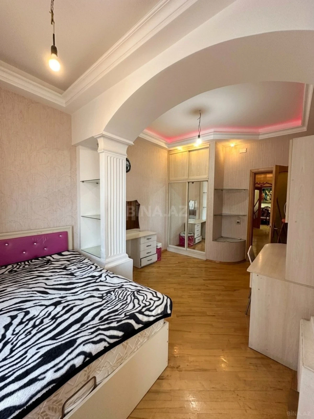 Satılır 4 otaqlı mənzil 216 m²