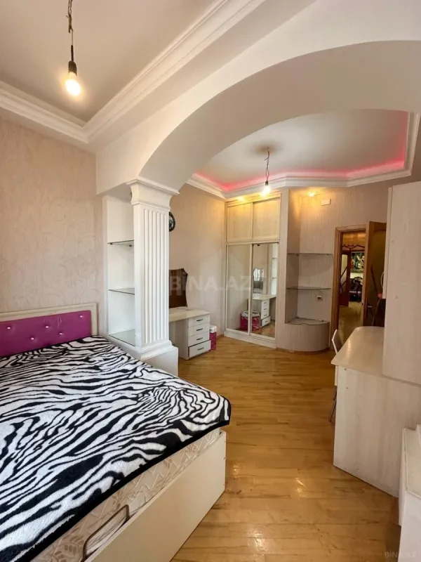 Satılır 4 otaqlı mənzil 216 m²