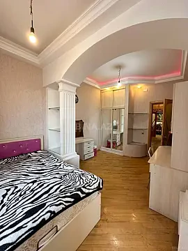 Satılır 4 otaqlı mənzil 216 m²