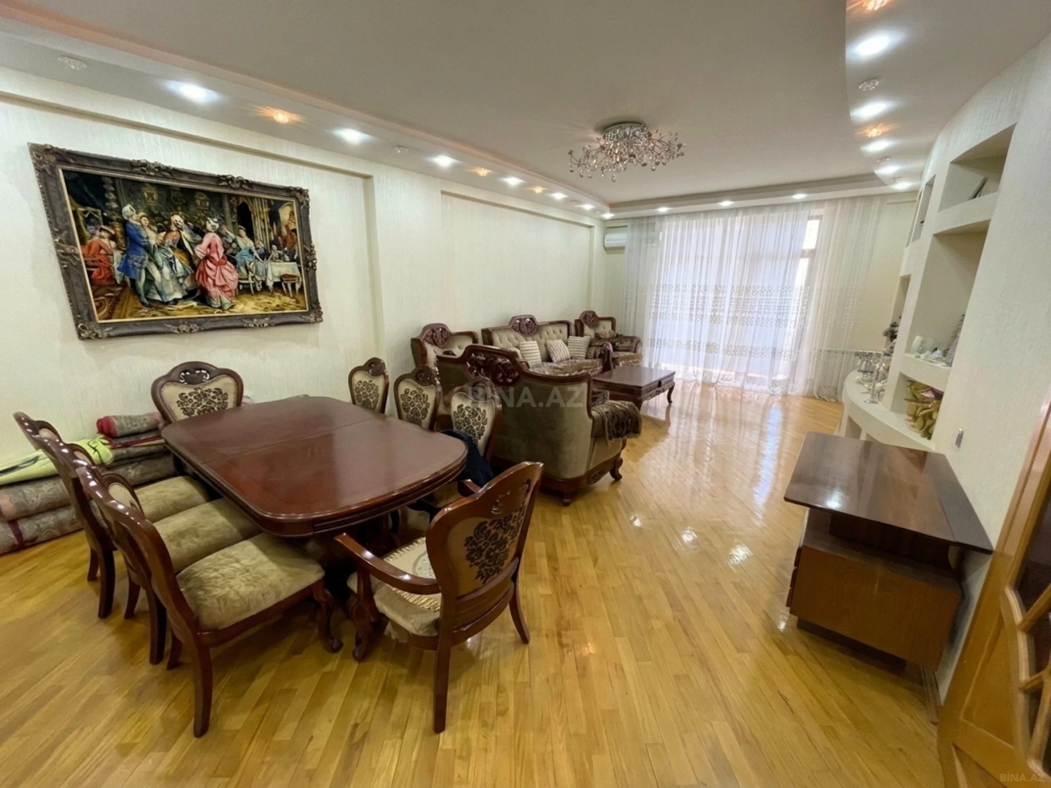 Satılır 4 otaqlı mənzil 216 m²