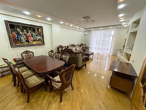 Satılır 4 otaqlı mənzil 216 m²