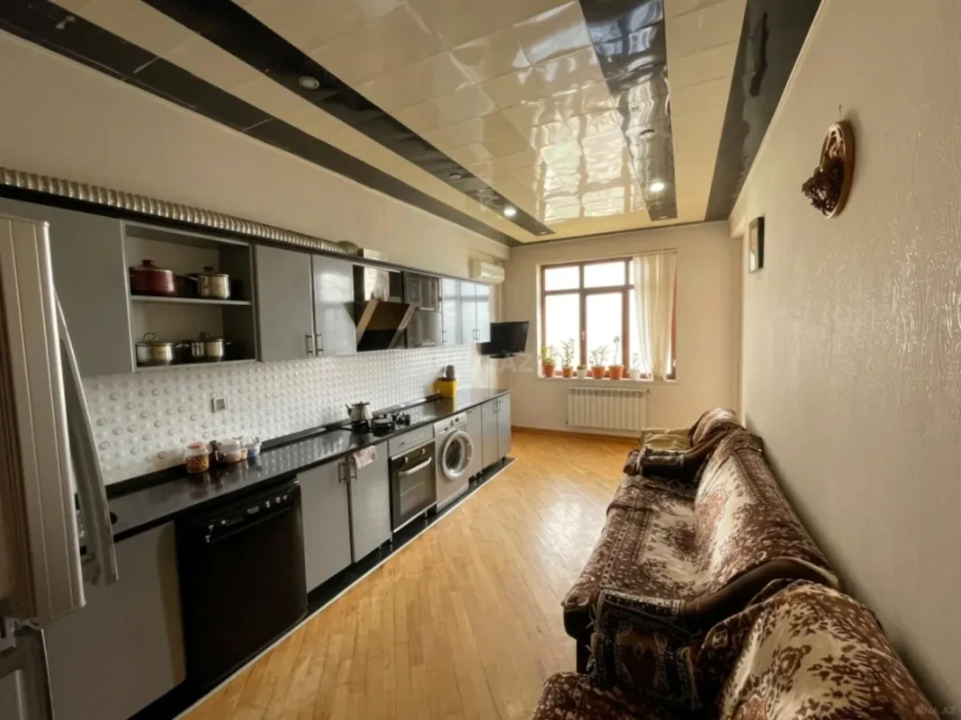 Satılır 4 otaqlı mənzil 216 m²