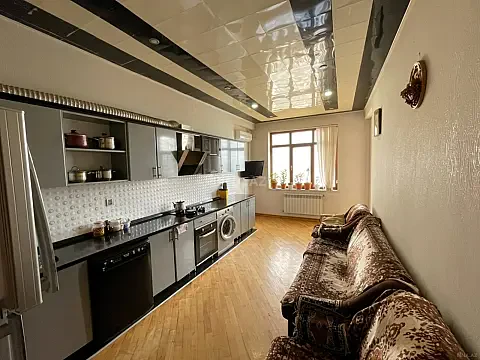 Satılır 4 otaqlı mənzil 216 m²