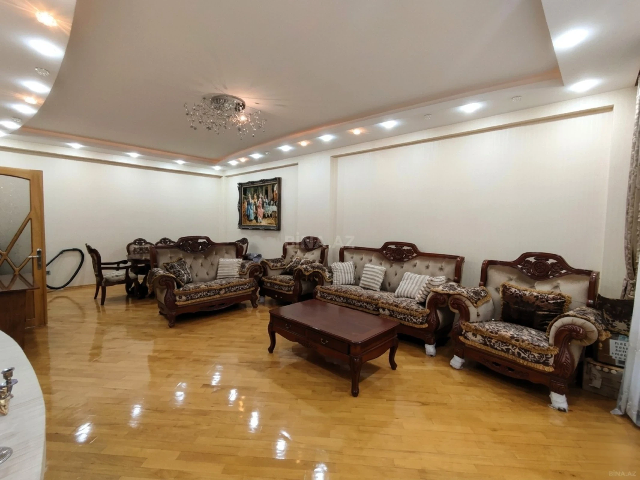 Satılır 4 otaqlı mənzil 216 m²