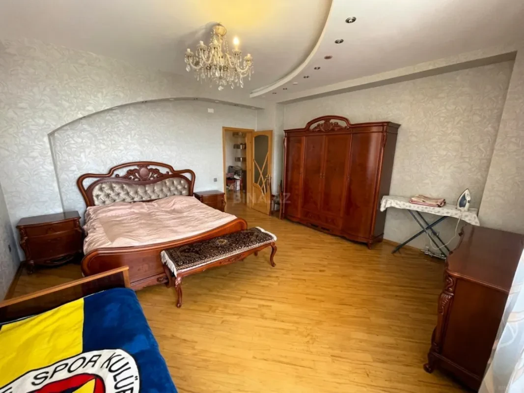 Satılır 4 otaqlı mənzil 216 m²