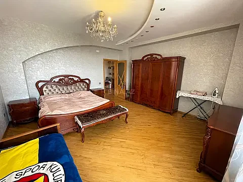 Satılır 4 otaqlı mənzil 216 m²