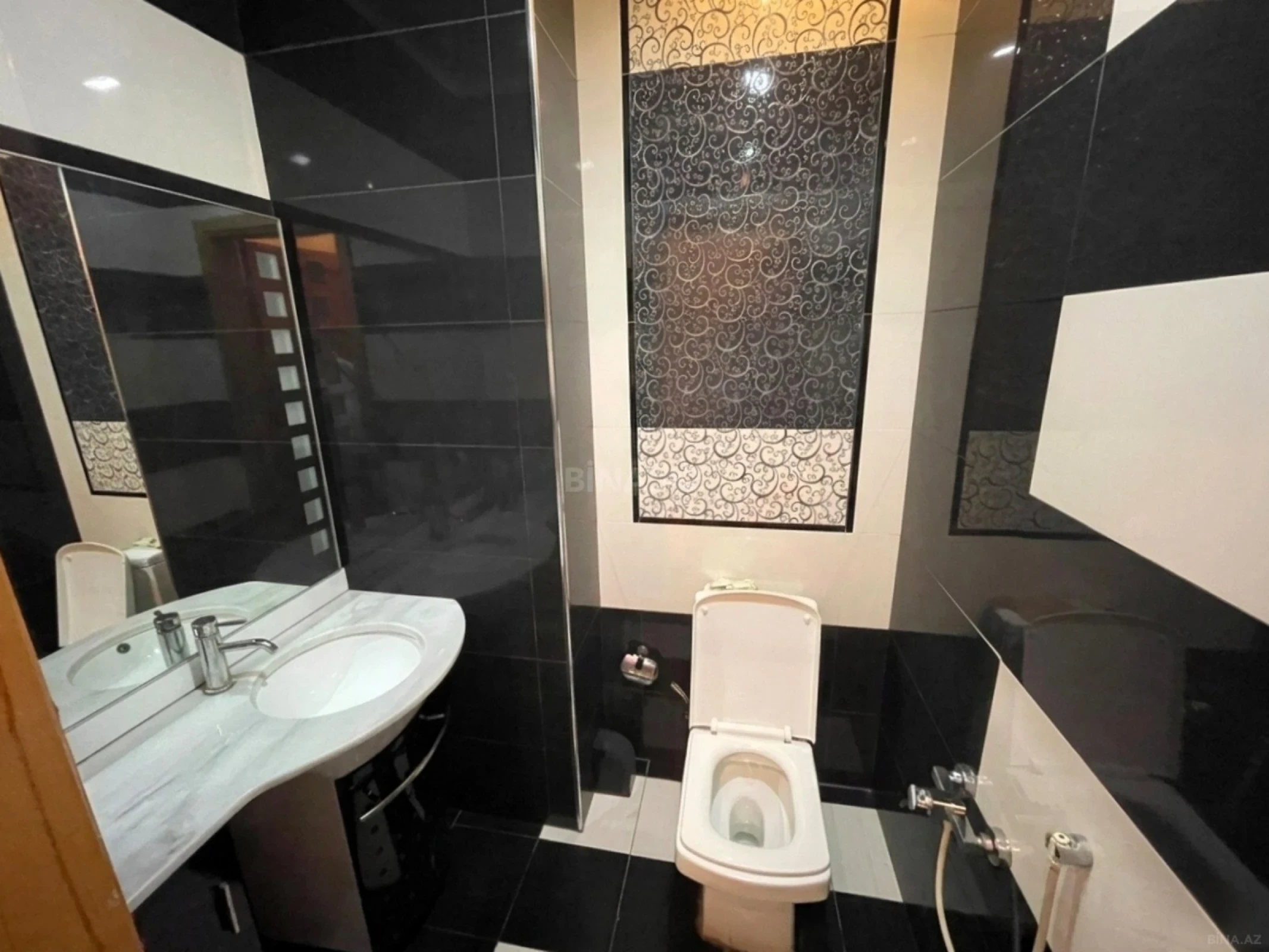 Satılır 4 otaqlı mənzil 216 m²