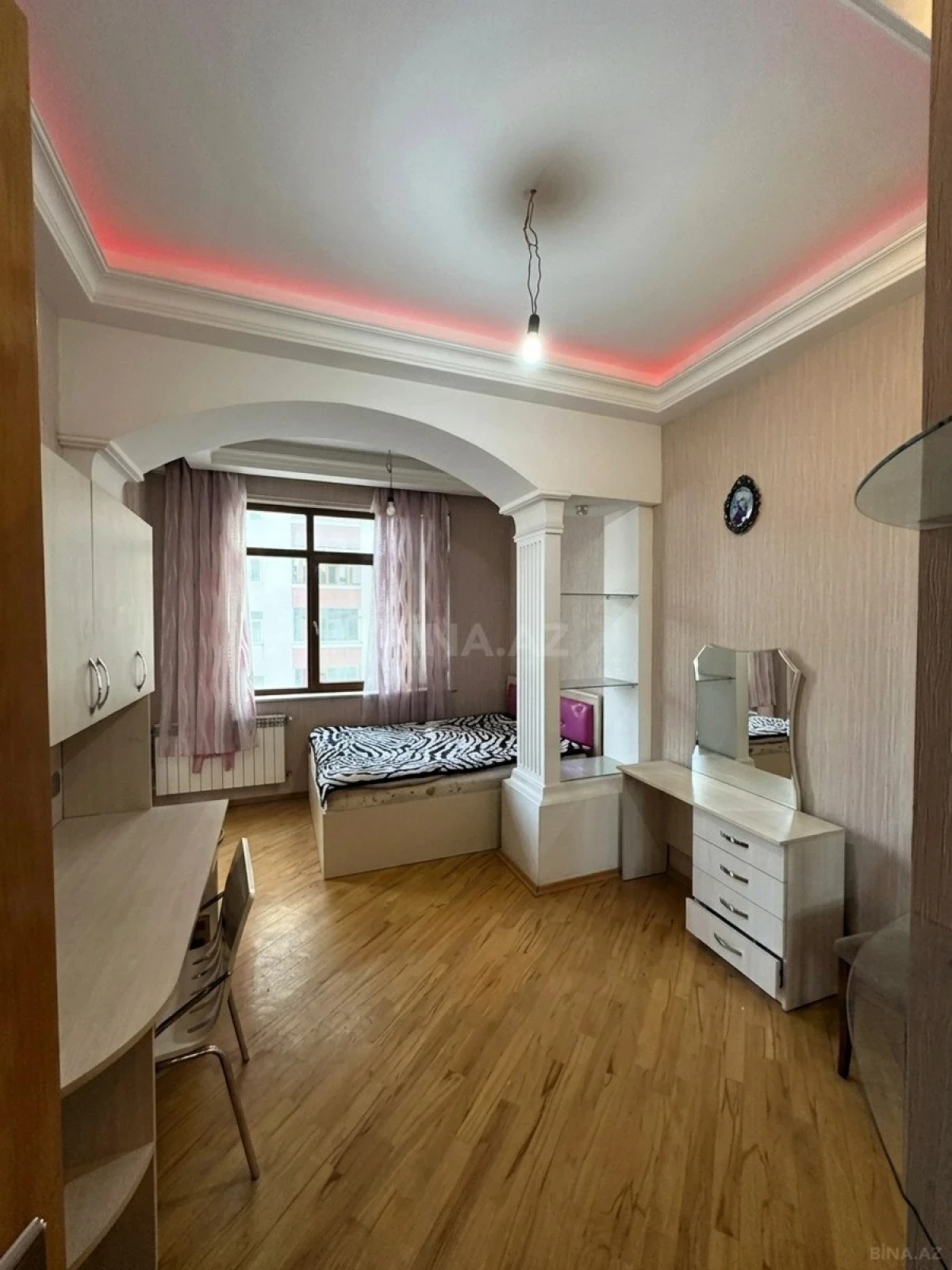 Satılır 4 otaqlı mənzil 216 m²