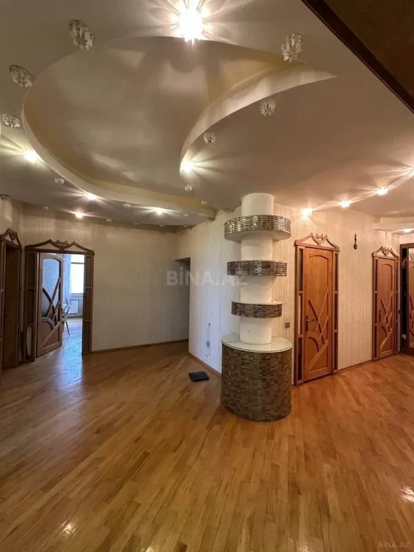 Satılır 4 otaqlı mənzil 216 m²