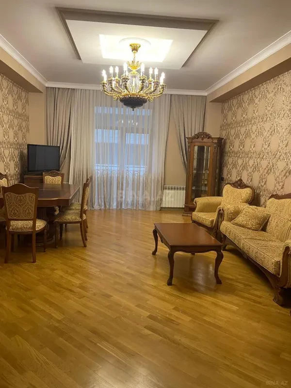 Kirayə verilir 4 otaqlı mənzil 160 m²
