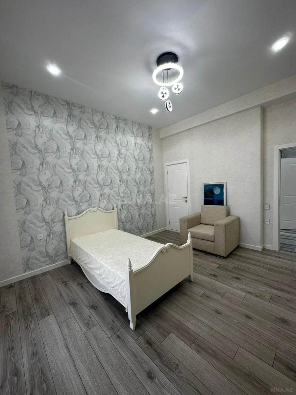 Kirayə verilir 4 otaqlı mənzil 150 m²
