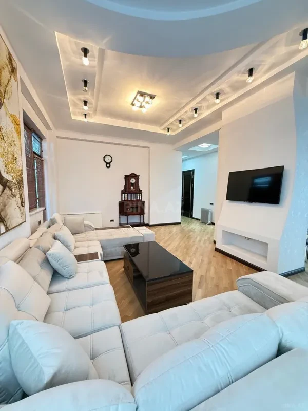 Kirayə verilir 3 otaqlı mənzil 136 m²