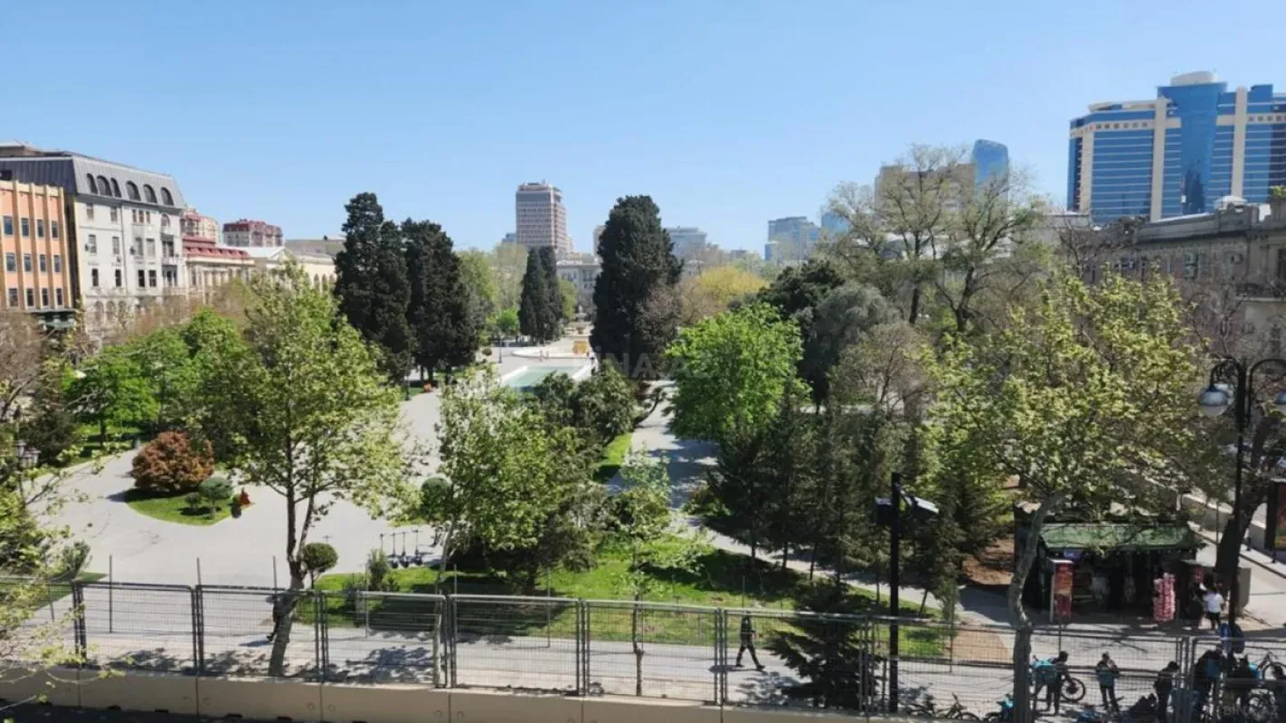Kirayə verilir 5 otaqlı mənzil 246 m²