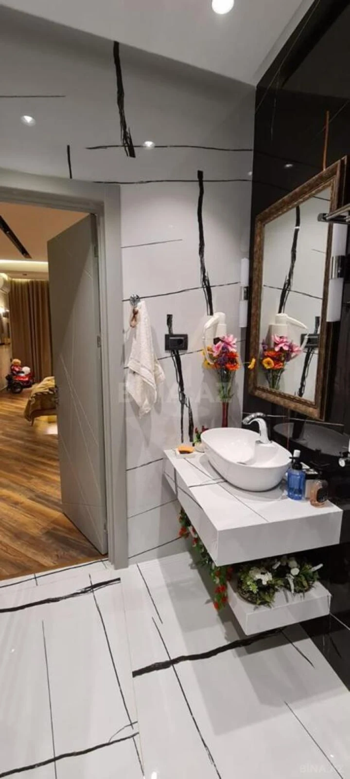 Kirayə verilir 5 otaqlı mənzil 246 m²