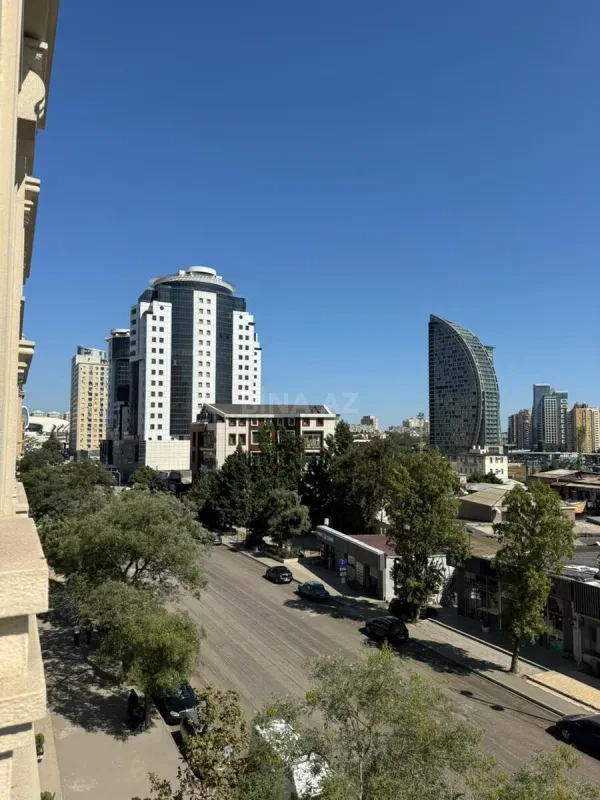 Satılır 3 otaqlı mənzil 166 m²