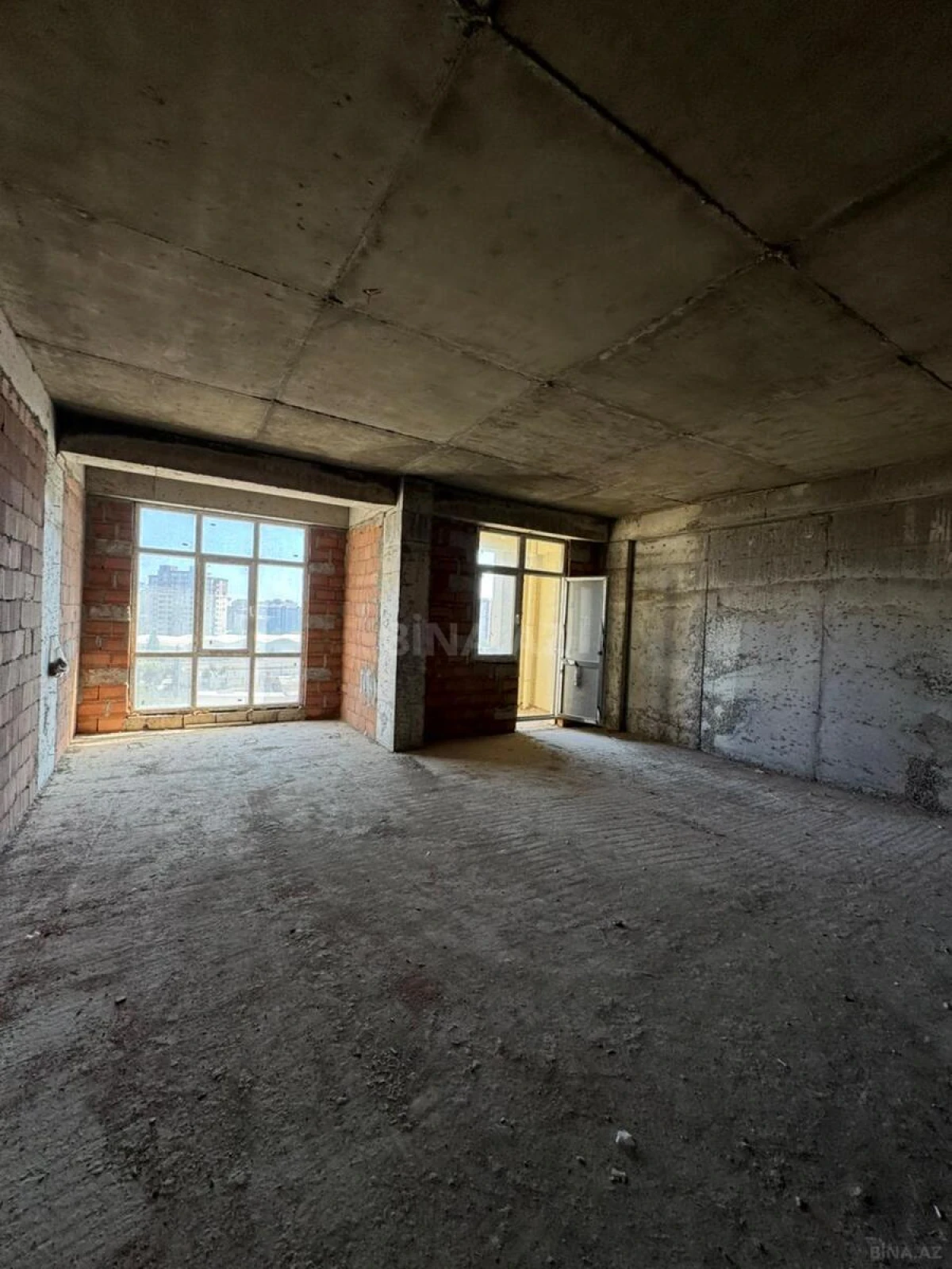 Satılır 3 otaqlı mənzil 166 m²