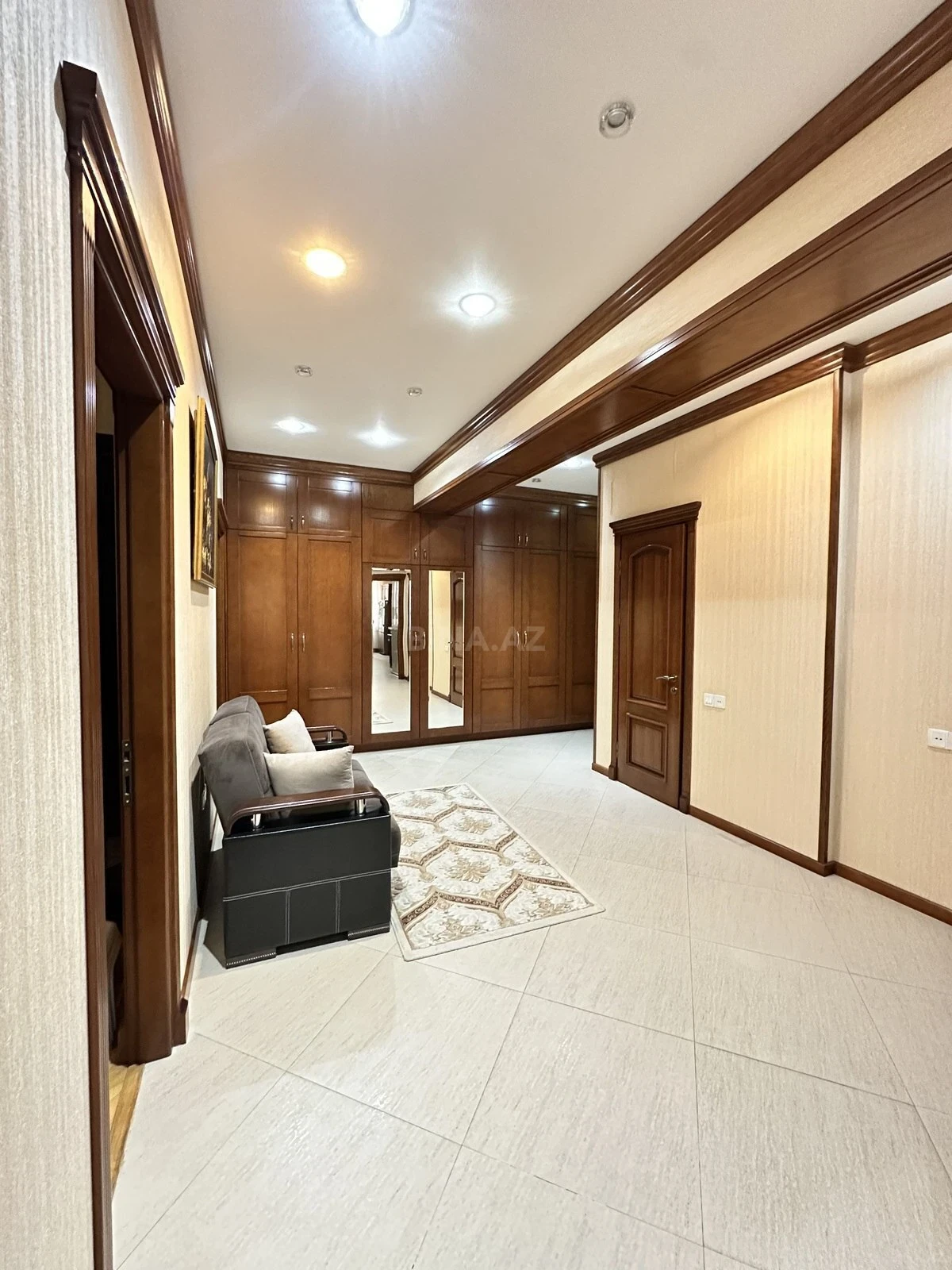 Satılır 3 otaqlı mənzil 131 m²