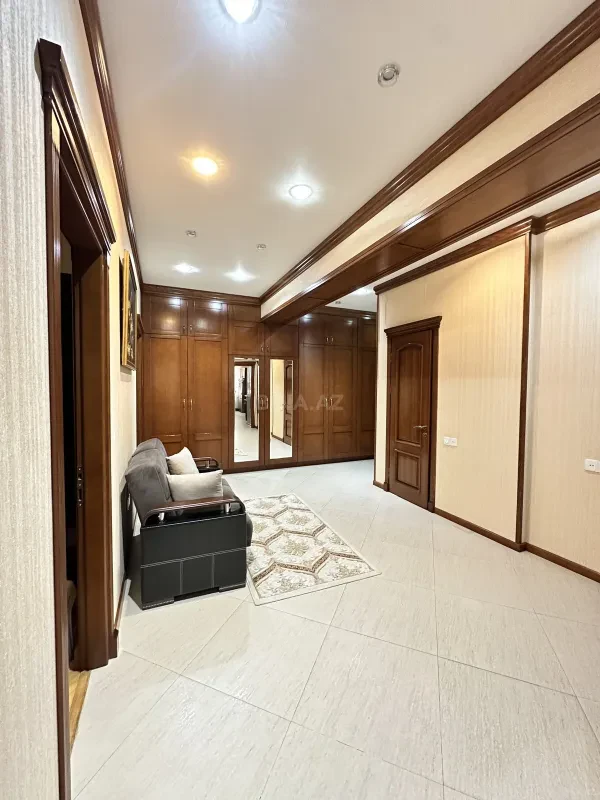 Satılır 3 otaqlı mənzil 131 m²