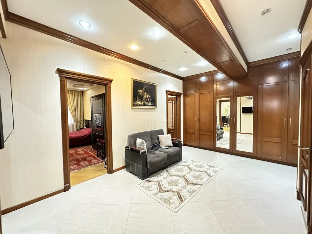 Satılır 3 otaqlı mənzil 131 m²