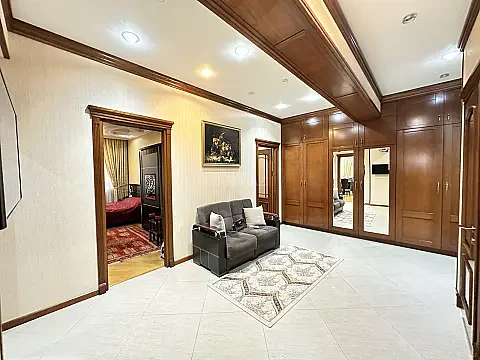 Satılır 3 otaqlı mənzil 131 m²