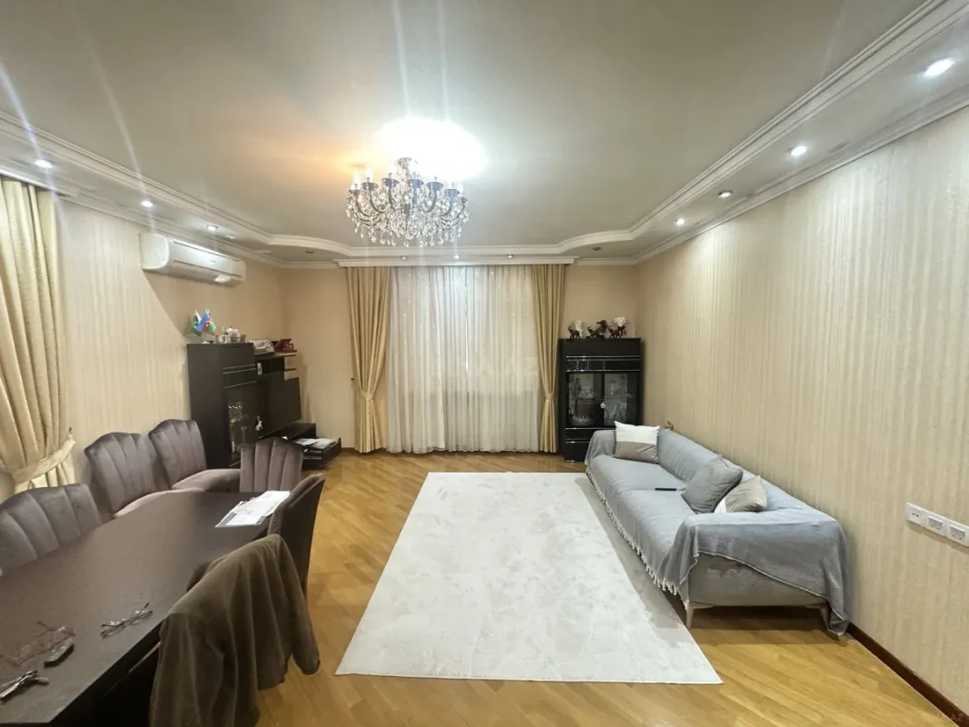 Satılır 3 otaqlı mənzil 131 m²