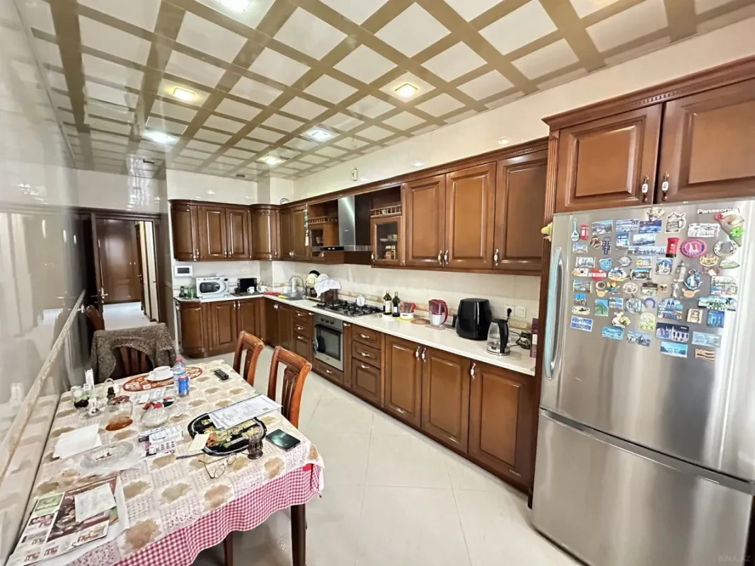 Satılır 3 otaqlı mənzil 131 m²