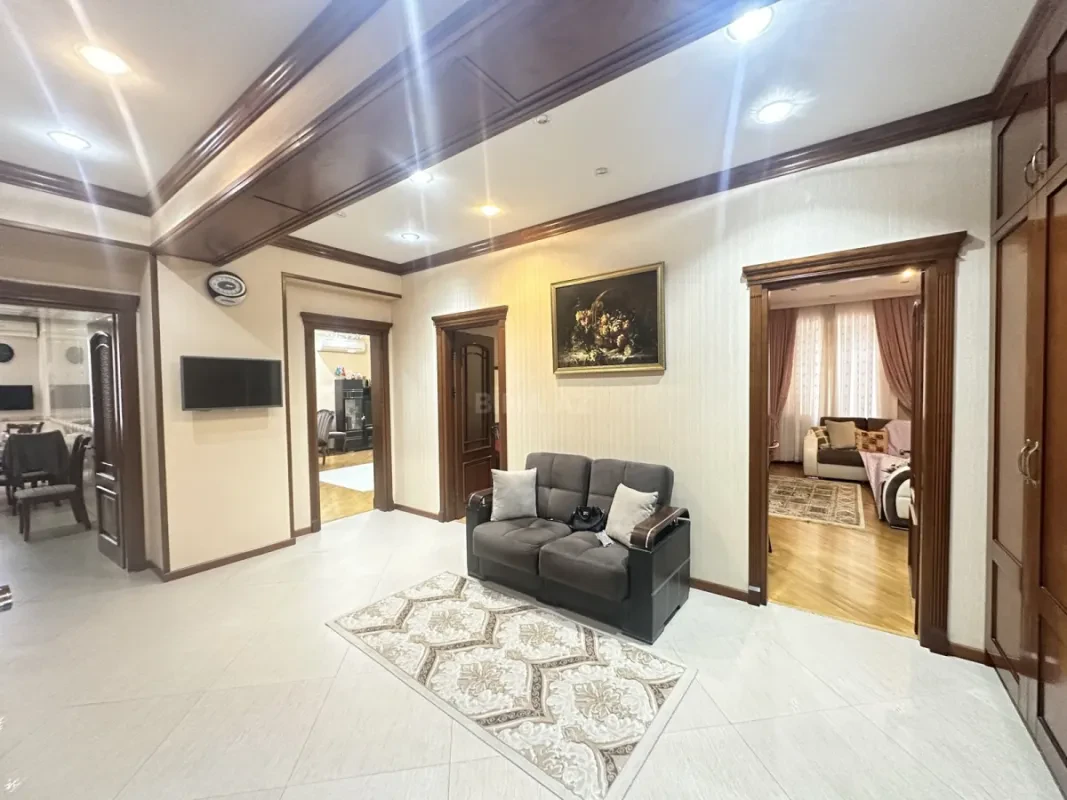Satılır 3 otaqlı mənzil 131 m²