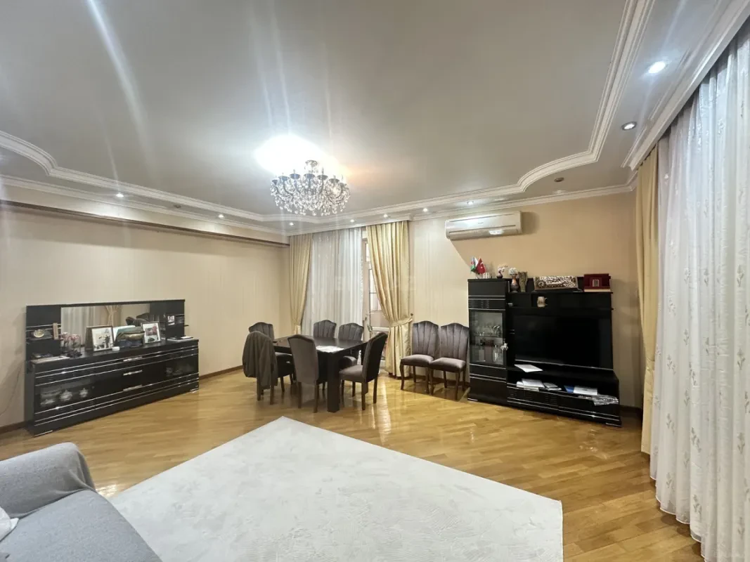 Satılır 3 otaqlı mənzil 131 m²