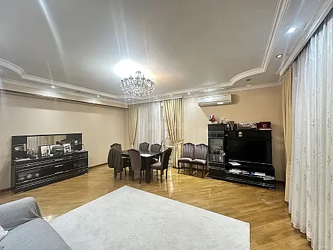 Satılır 3 otaqlı mənzil 131 m²