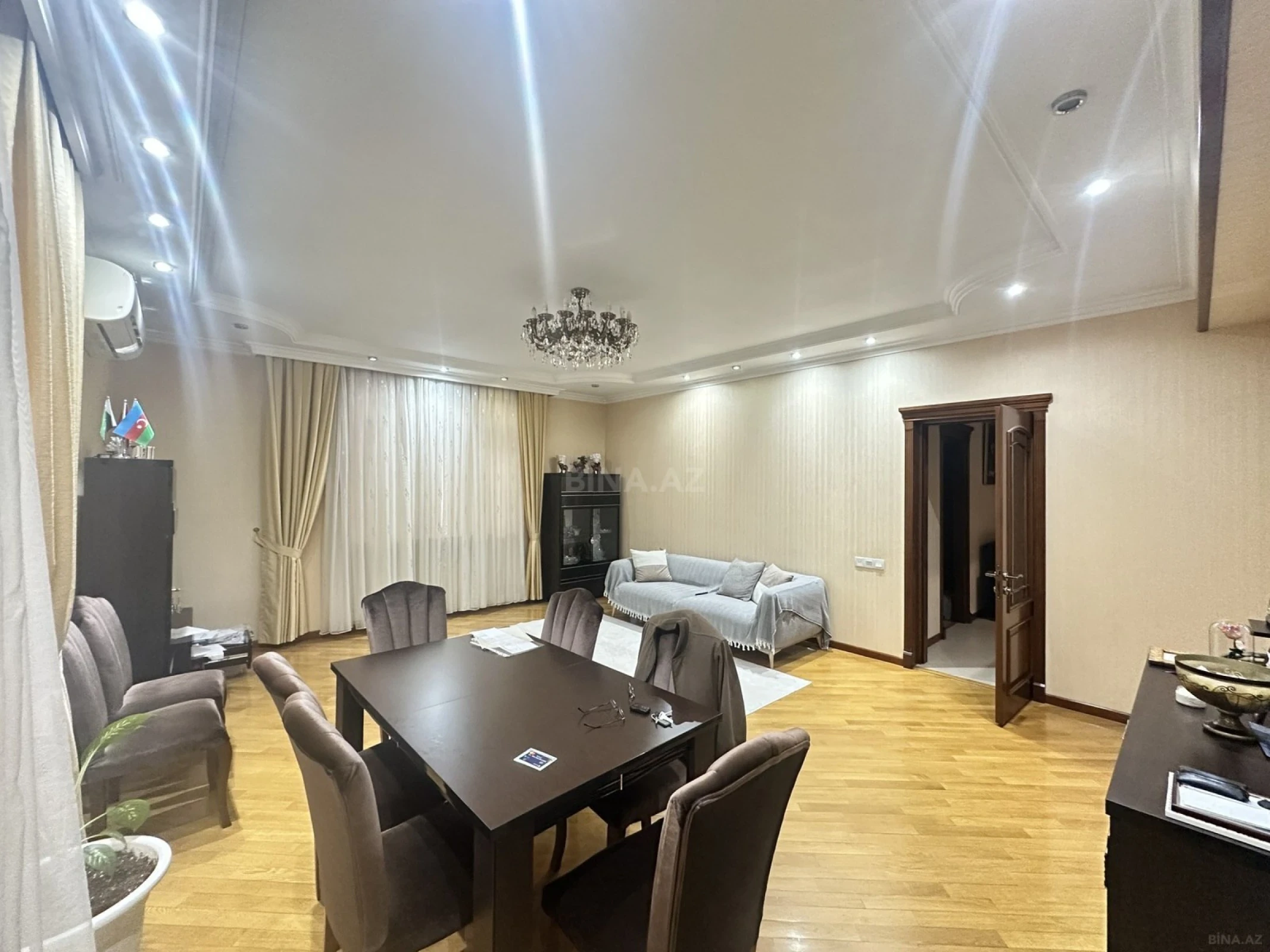 Satılır 3 otaqlı mənzil 131 m²