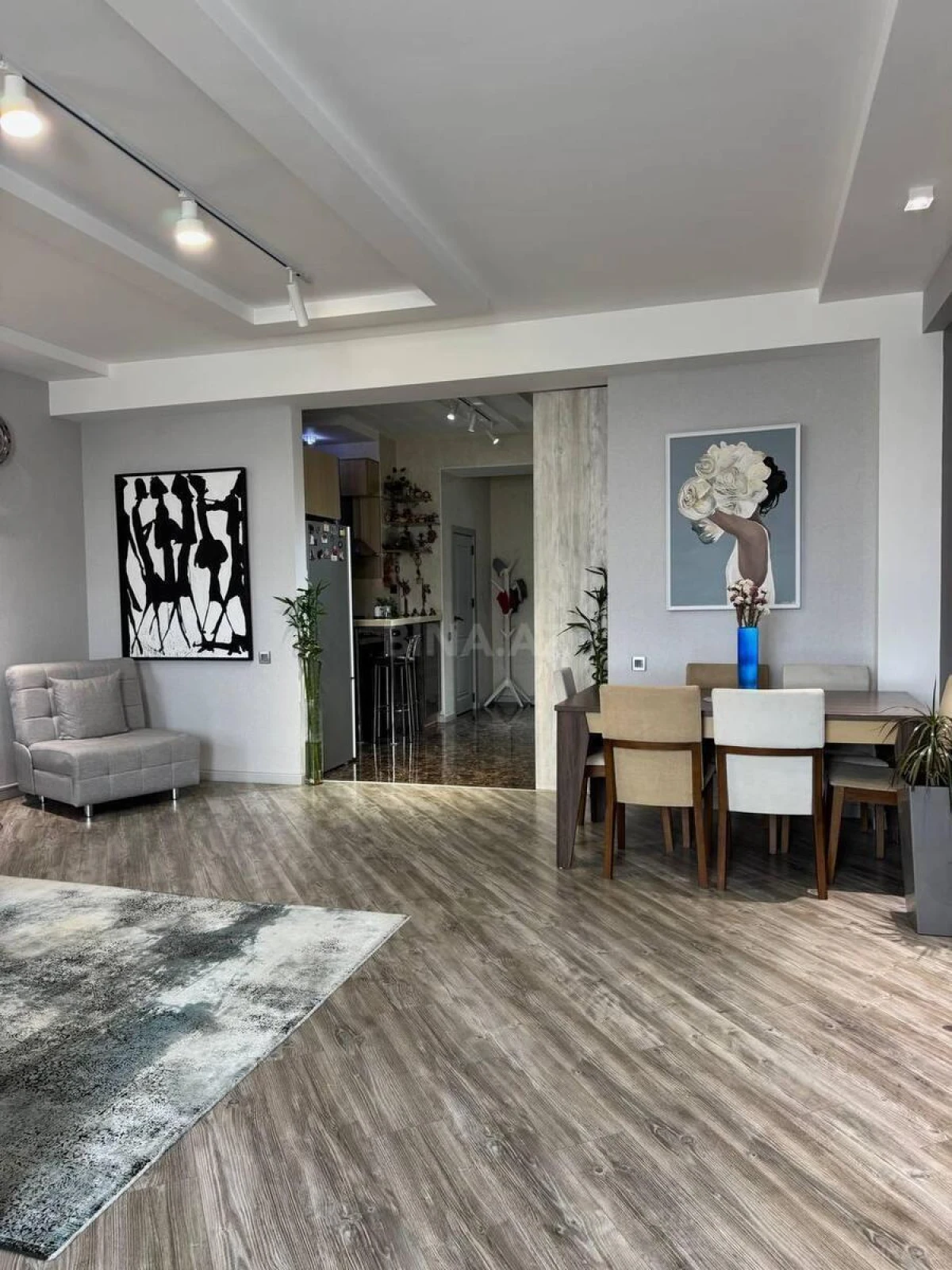 Satılır 2 otaqlı mənzil 83 m²