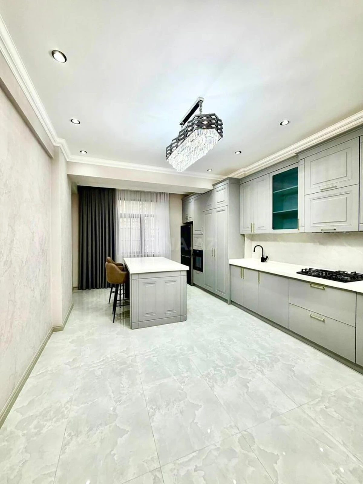 Satılır 3 otaqlı mənzil 140 m²