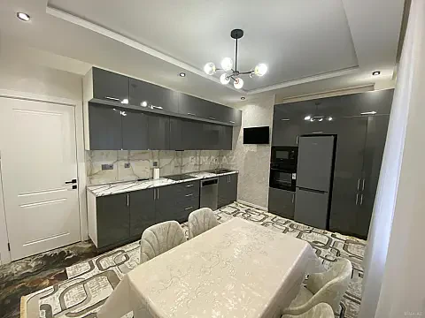 Kirayə verilir 3 otaqlı mənzil 140 m²