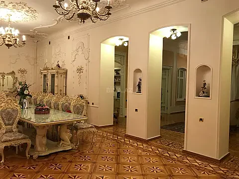 Satılır 3 otaqlı mənzil 290 m²