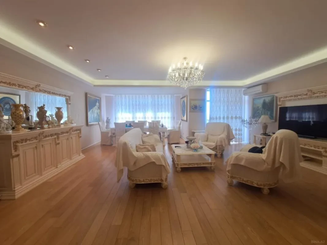 Satılır 4 otaqlı mənzil 250 m²
