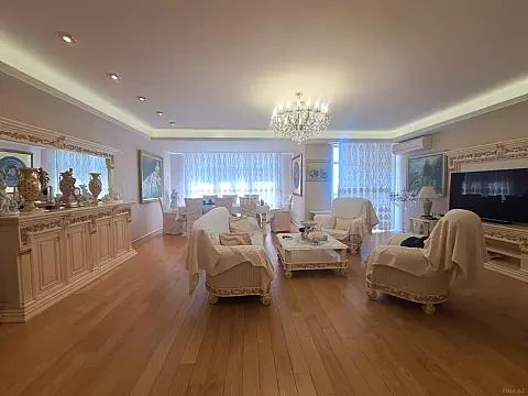 Satılır 4 otaqlı mənzil 250 m²