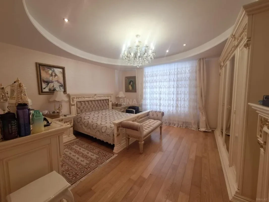 Satılır 4 otaqlı mənzil 250 m²