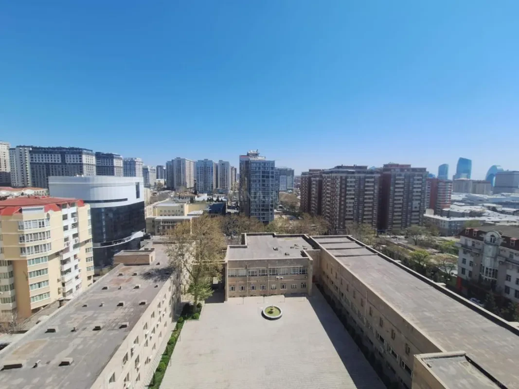 Satılır 4 otaqlı mənzil 250 m²