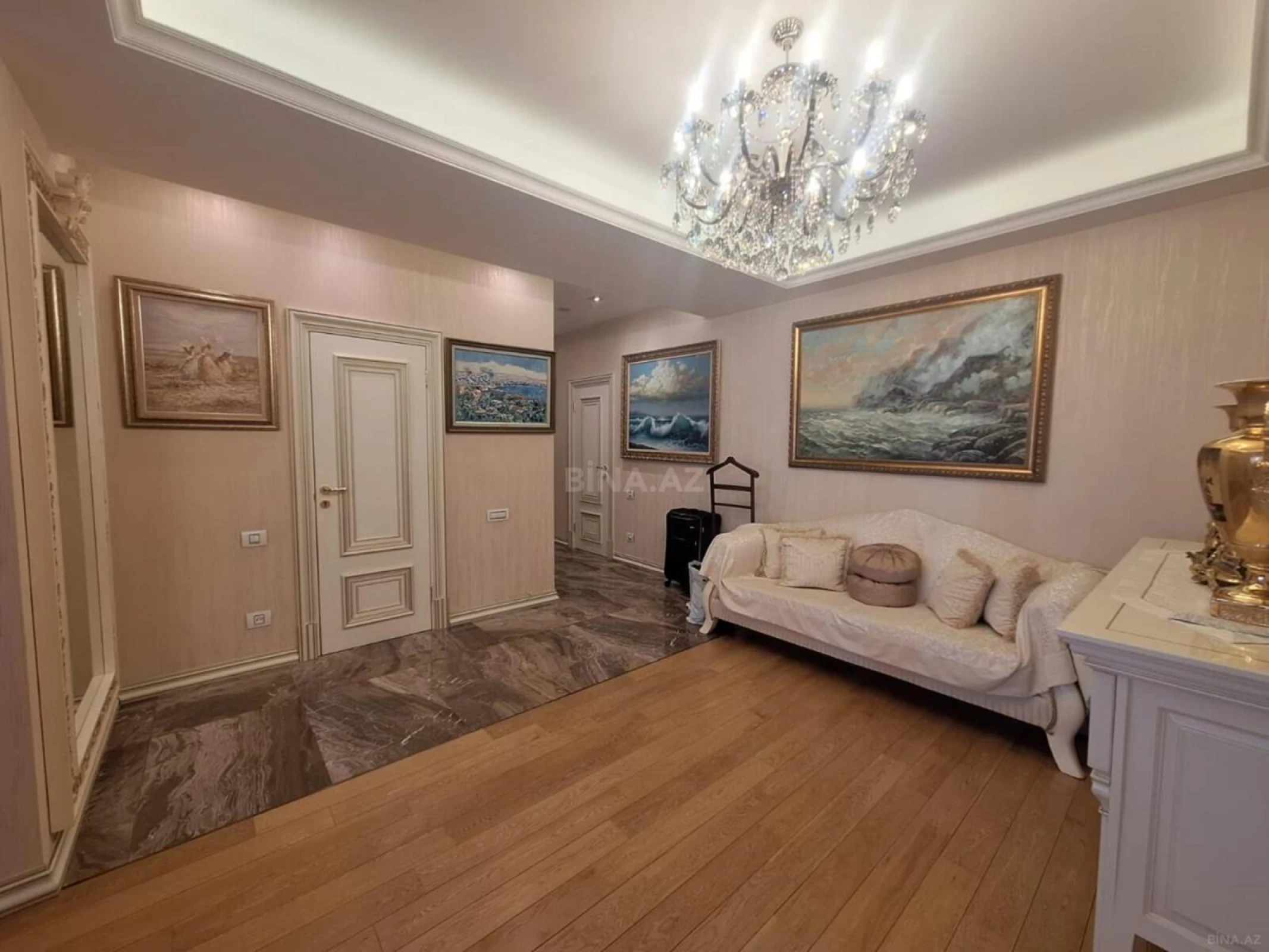 Satılır 4 otaqlı mənzil 250 m²