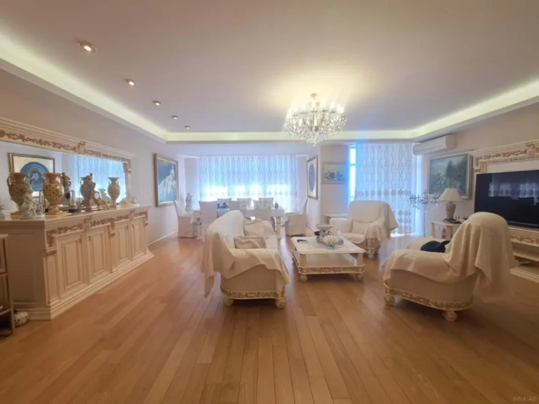 Satılır 4 otaqlı mənzil 250 m²