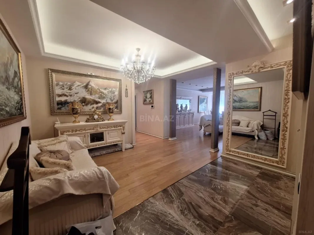 Satılır 4 otaqlı mənzil 250 m²