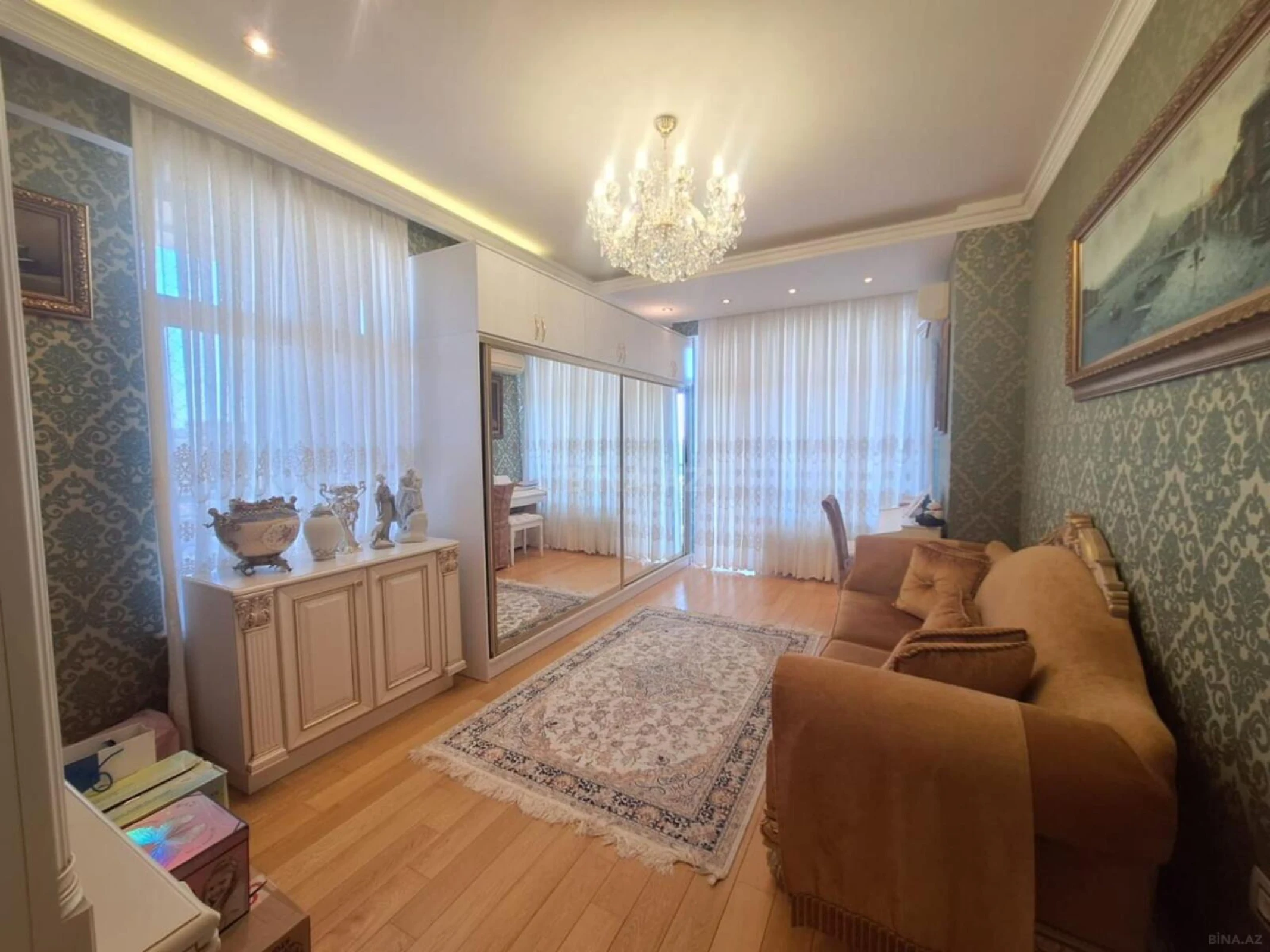 Satılır 4 otaqlı mənzil 250 m²