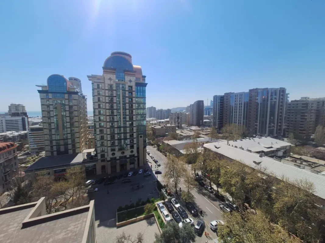 Satılır 4 otaqlı mənzil 250 m²