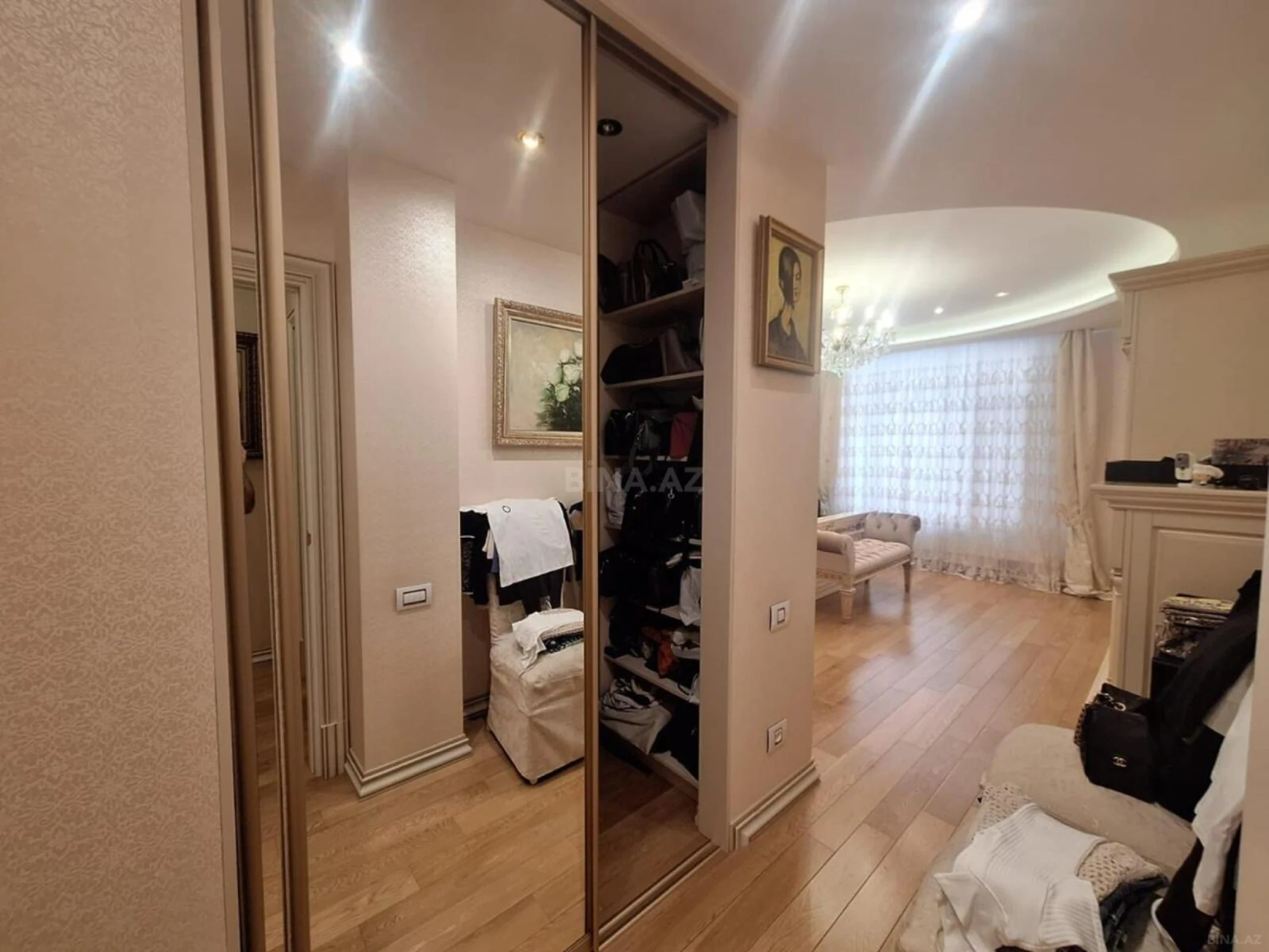 Satılır 4 otaqlı mənzil 250 m²