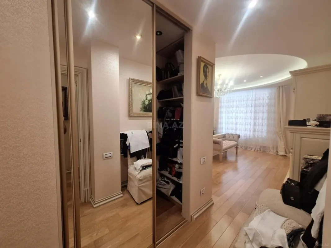 Satılır 4 otaqlı mənzil 250 m²