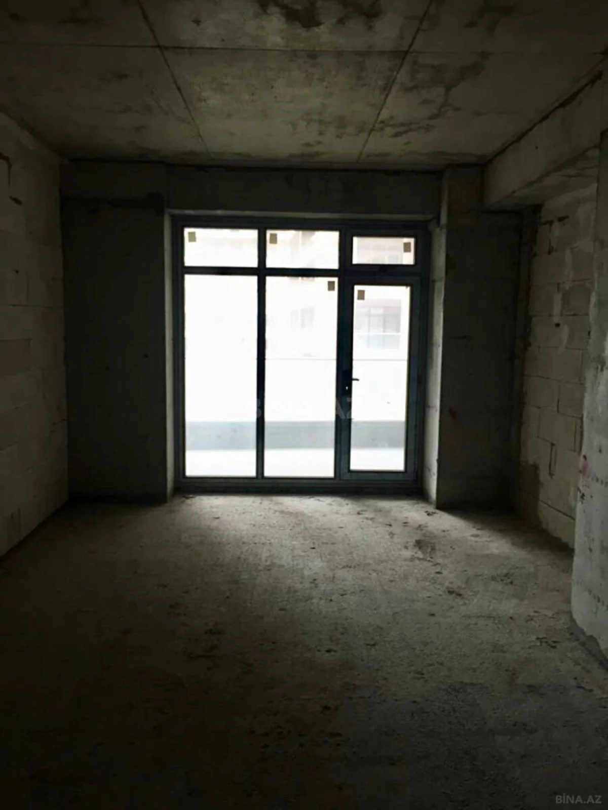 Satılır 4 otaqlı mənzil 174 m²