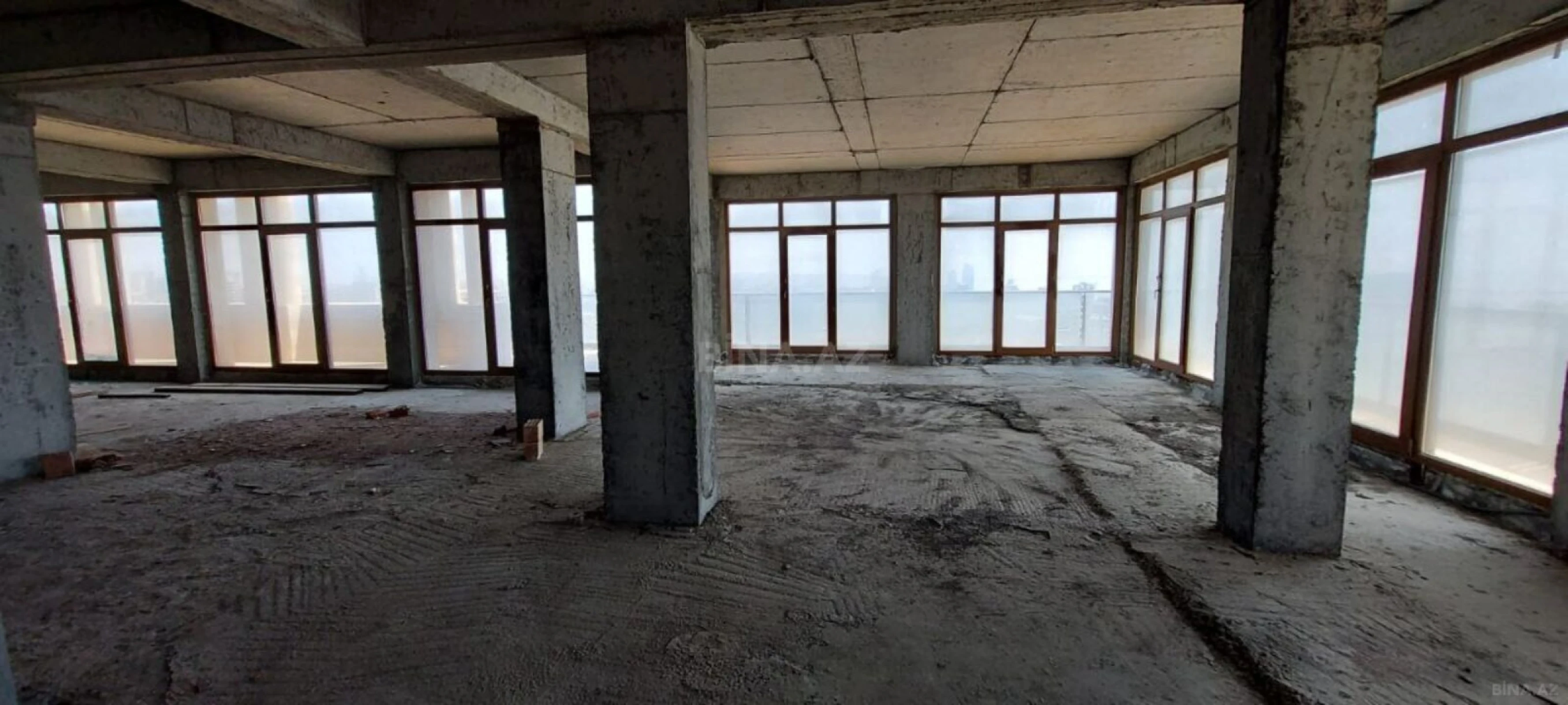 Satılır 4 otaqlı mənzil 197 m²