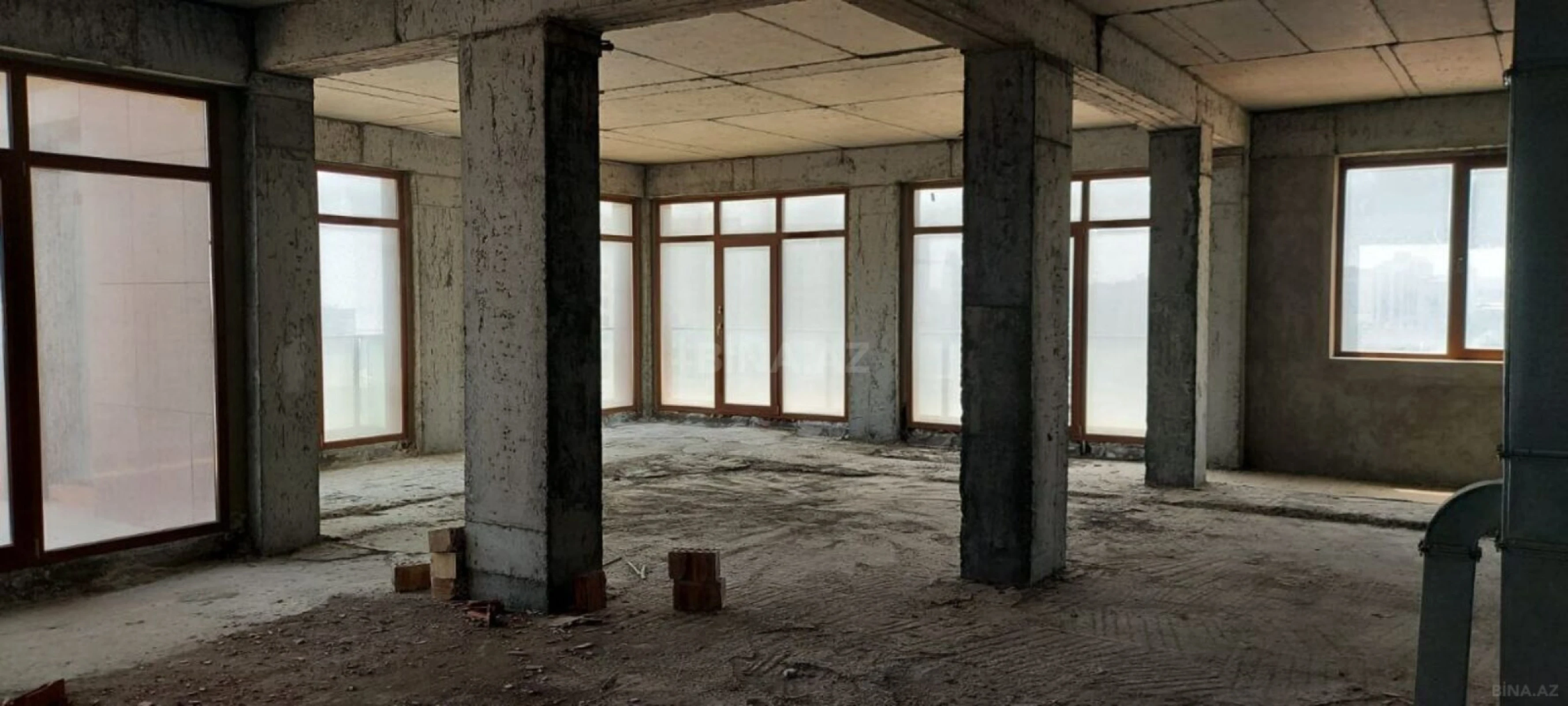 Satılır 4 otaqlı mənzil 197 m²